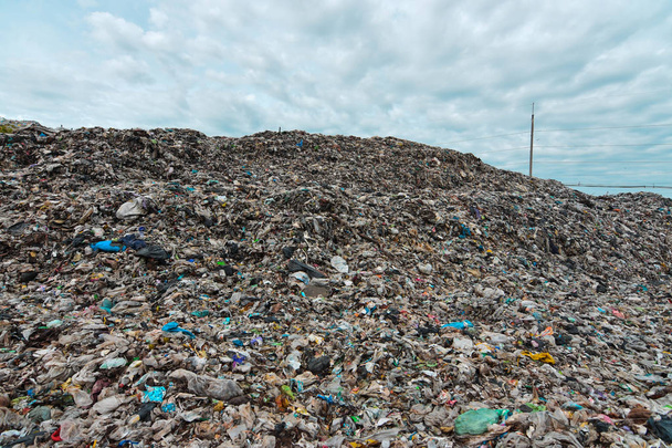 Gebirgsmüll, entarteter Abfall. Abfälle aus städtischen und industriellen Gebieten. verursachen Umweltverschmutzung und giftige Rückstände. Es ist ein Problem der Stadtplanung. Umweltmanagement in unterentwickelten Ländern - Foto, Bild