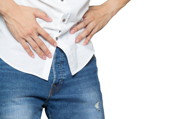 Mains masculines tenant sur l'entrejambe médiane du pantalon avec inflammation de la prostate, cancer de la prostate, concept de soins de santé pour hommes isolés sur blanc
. - Photo, image