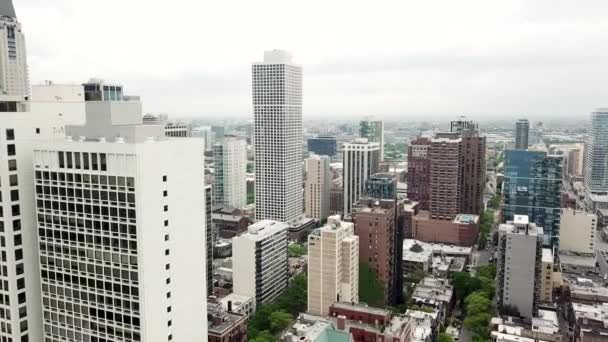 Letecké video z Chicaga mezi budovami - Záběry, video