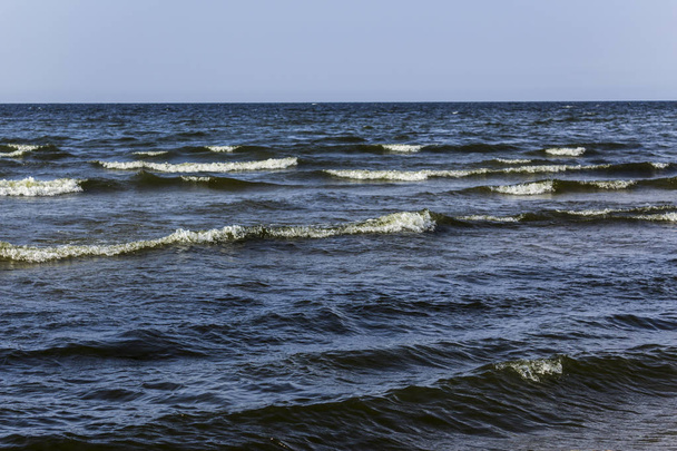 Balti-tenger. Kis a hullámok a strand közelében. Tengeri háttér a oldala a tenger, a természet, a romantika, a szerelem, pihenés, utazás. - Fotó, kép