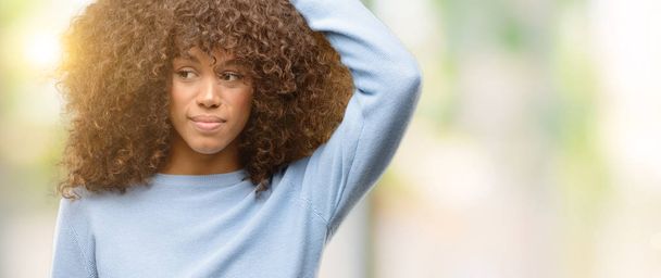 Africká americká žena nosí svetr mást a zajímat o otázku. Nejisté s pochybností, myšlení s rukou na hlavu. Zamyšlená koncepce. - Fotografie, Obrázek