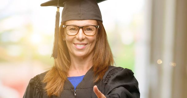 Senior laureata donna si tiene per mano accogliente in posa stretta di mano, esprimendo fiducia e concetto di successo, saluto
 - Foto, immagini