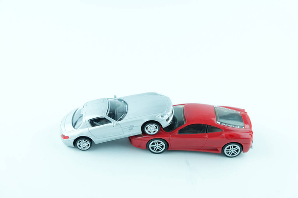 Lähikuva kahdesta auto-onnettomuudesta, auto-onnettomuusvakuutuksesta.Liikenne- ja onnettomuuskonsepti valkoisella pohjalla
 - Valokuva, kuva
