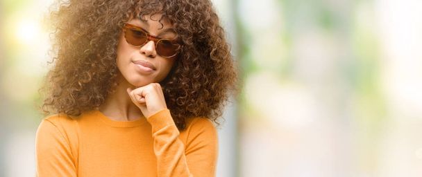 Africká americká žena nosí orage svetr vážná tvář přemýšlet o otázku, velmi zmatené myšlenky - Fotografie, Obrázek