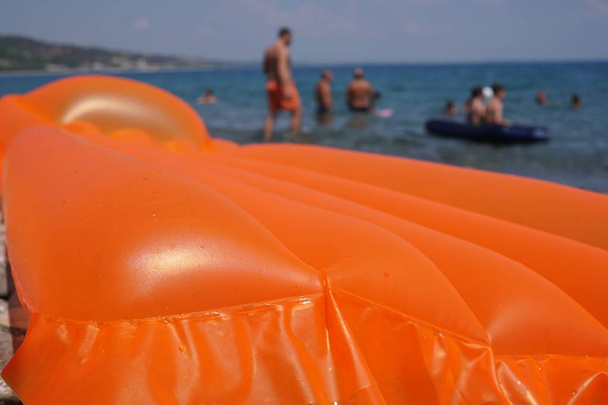 Colchón inflable del mar en una playa de piedra
 - Foto, Imagen