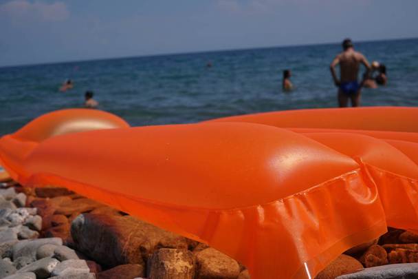 Matelas de mer gonflable sur une plage de pierre
 - Photo, image