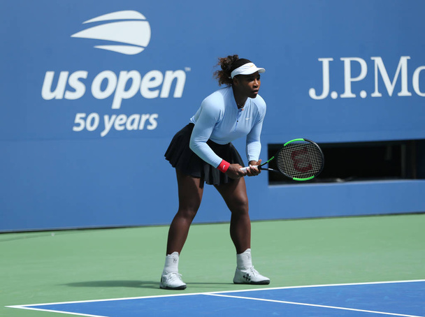 NEW YORK - AUGUST 23, 2018: Grand Slam champion Serena Williams practices for the 2018 US Open at Billie Jean King National Tennis Center - Foto, Imagem