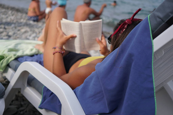 Relajarse con un buen libro en la playa. Enfoque selectivo
 - Foto, imagen