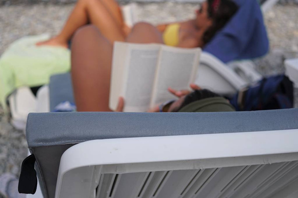 Odpočinek s dobrou knihou na pláži. Selektivní fokus - Fotografie, Obrázek