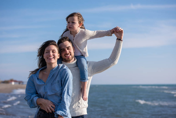 Perhe lasten kanssa lepää ja hauskaa rannalla syyspäivän aikana - Valokuva, kuva