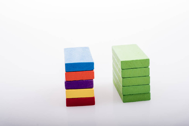Bloques de dominó coloridos en una línea sobre un fondo blanco - Foto, imagen