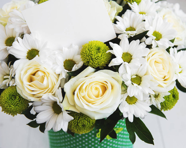 Strauß weißer Blumen - Rosen und Margeriten - Foto, Bild