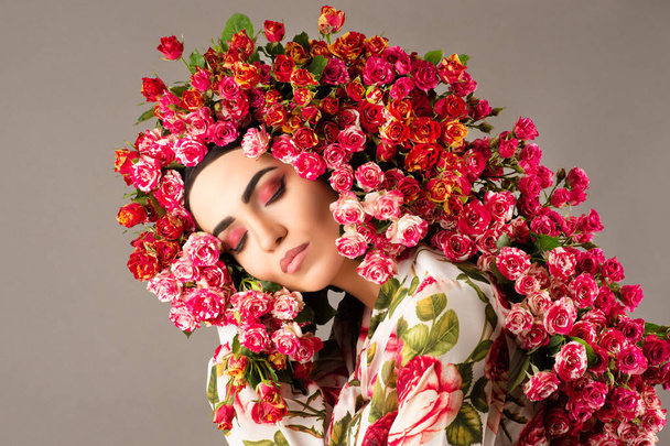 Beauty woman model with red roses flower wreath and fashion makeup face - Foto, imagen