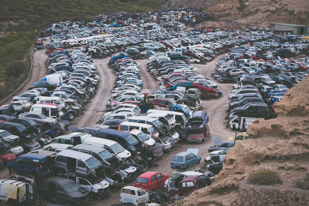 depósito de chatarra de coches con muchos restos olvidados coches de pasajeros
. - Foto, imagen