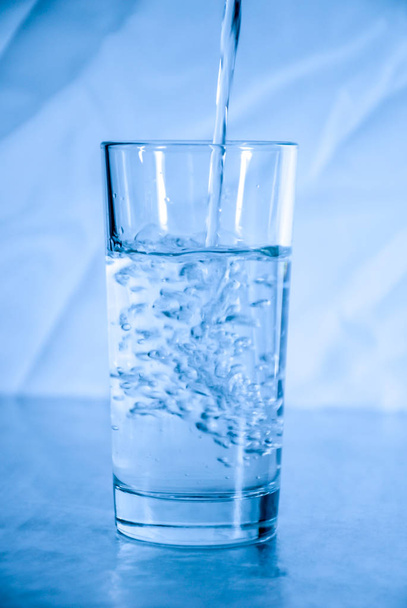 Vaso de agua en azul
 - Foto, Imagen
