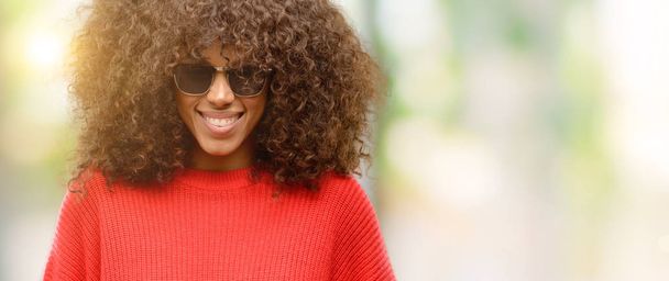 Mujer afroamericana con gafas de sol confiada y feliz con una gran sonrisa natural riendo
 - Foto, Imagen