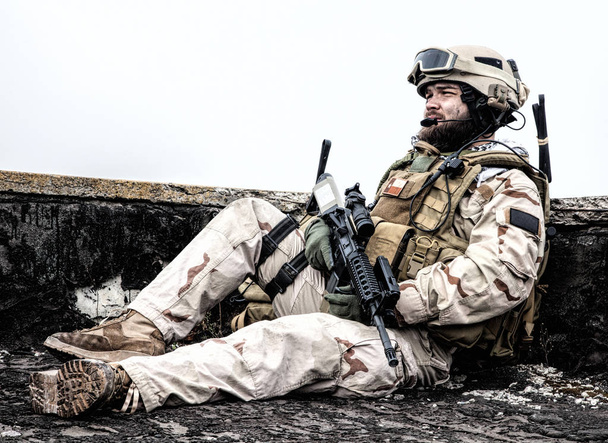 Tiratore dell'esercito seduto sul posto di osservazione sul tetto
 - Foto, immagini