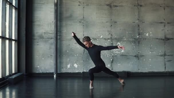 Kim incelikle ve incelikle dans ediyor bir erkek Bale dansçısı portresi. ağır çekim - Video, Çekim