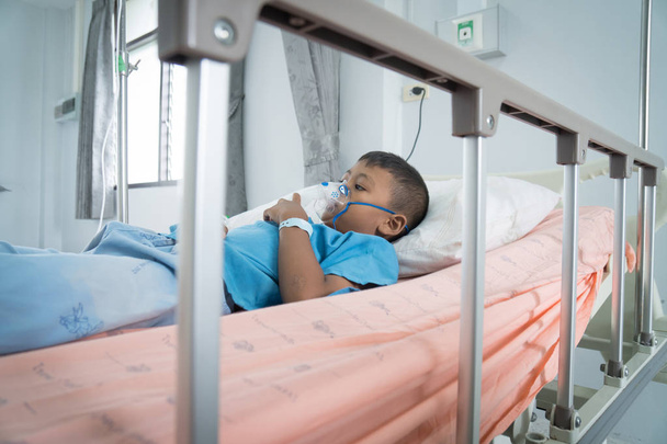 Weinig Aziatische jongen ziek astma - Foto, afbeelding