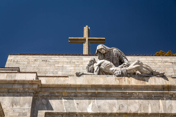 San Lorenzo de El Escorial, Madrid, İspanya. Valle de los Caidos veya Fallen Vadisi açık bakış. Yakın Madrid, onur için inşa ve İspanya İç Savaşı sırasında General Francisco Franco da dahil olmak üzere, ölenlerin gömmek. - Fotoğraf, Görsel
