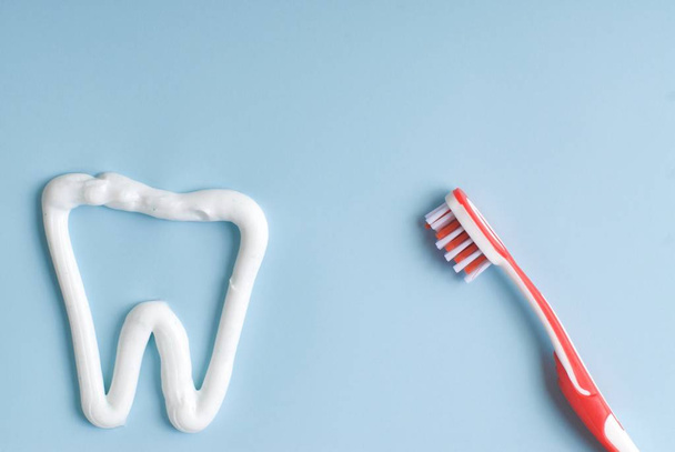 tooth cleaning concept with toothbrush and toothpaste - Φωτογραφία, εικόνα