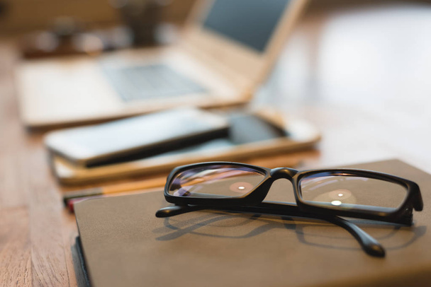 óculos e laptop na mesa com ninguém, conceito de trabalhar em casa
 - Foto, Imagem