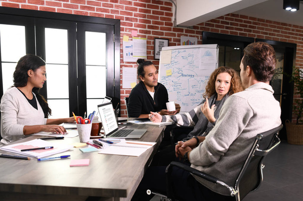 Gruppe von Geschäftsleuten im kreativen Geschäft diskutiert Arbeit im Büro - Foto, Bild