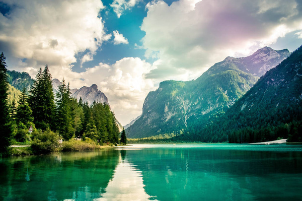 panoramatický pohled na jezero braies, Itálie - Fotografie, Obrázek