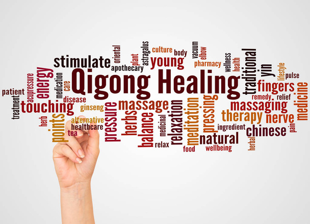 Qigong Healing word cloud en hand met marker concept op achtergrond met kleurovergang. - Foto, afbeelding