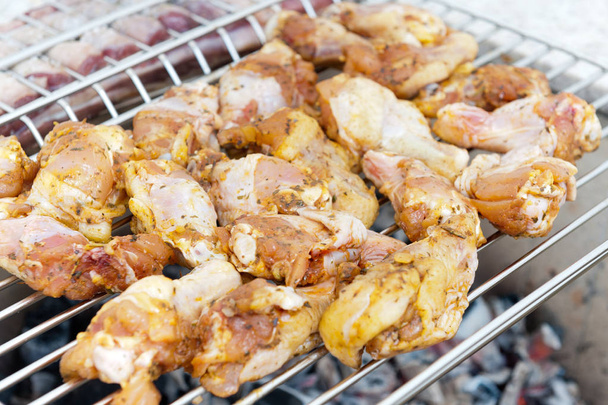 Heerlijk Gekruide barbecue vlees op houtskoolvuur.  - Foto, afbeelding
