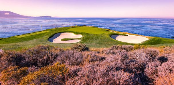 Una vista del campo de golf de Pebble Beach, Monterey, California, EE.UU. - Foto, imagen