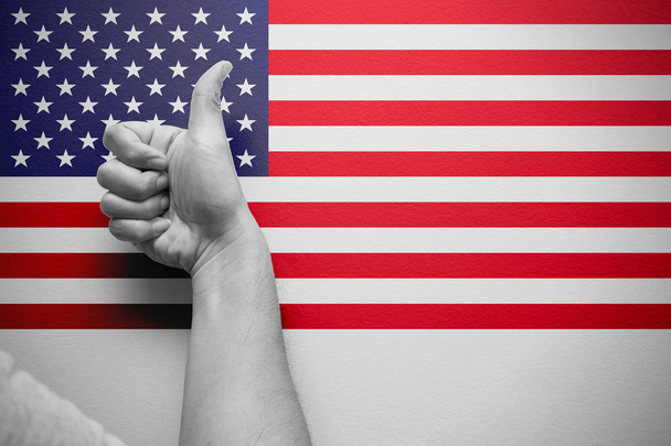Hyvä amerikkalainen peukalo ylös käsi Amerikan lippu tausta
 - Valokuva, kuva