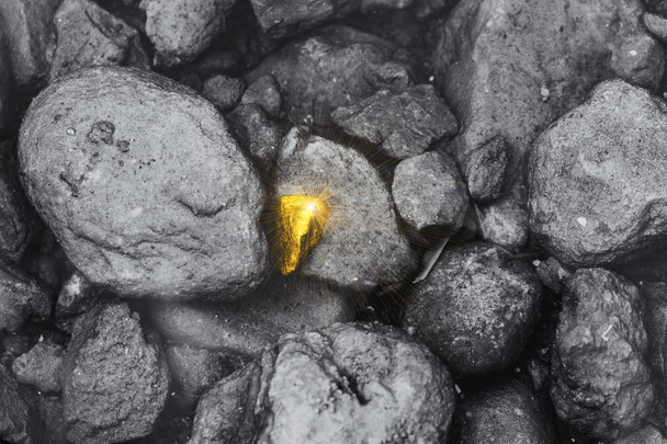 Kirli kaya iş çalışan performans olağanüstü kişi kavramı bulunan farklı altın taş. - Fotoğraf, Görsel