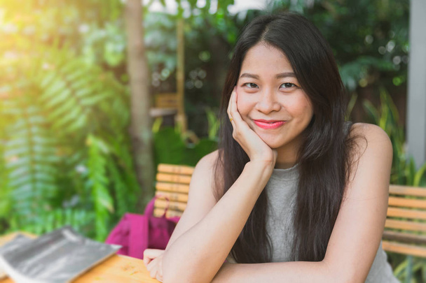 Piękne Azjatki tajski uśmiech słodkie Nastolatki czarne włosy w postawy ogród relaks - Zdjęcie, obraz