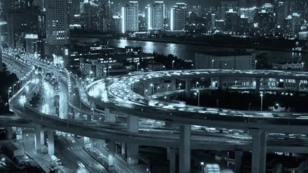 time lapse, traffico urbano occupato sul ponte di cavalcavia di notte, spedizione sul fiume
. - Filmati, video