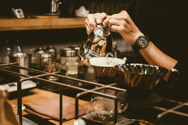 ζυθοποιία καφέ σταλαγματιάς περάσει διηθητικό χαρτί barista στο café πραγματικό vintage ύφος - Φωτογραφία, εικόνα