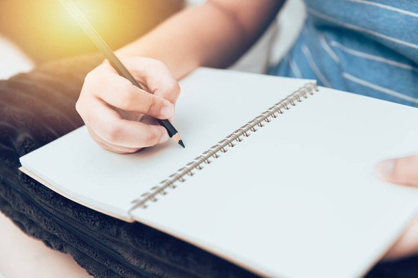дівчина рука пише записка порожня книга з олівцем
 - Фото, зображення
