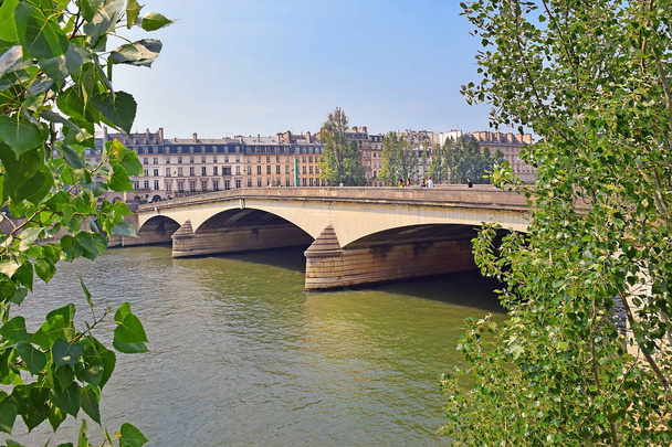 Pont du atlıkarınca, River Seine Quai des Tuileries ve Quai Voltaire, Paris, Fransa arasında yayılan köprü - Fotoğraf, Görsel