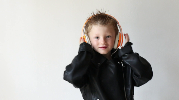 jonge jongen dansen en muziek met de hoofdtelefoon te luisteren  - Video