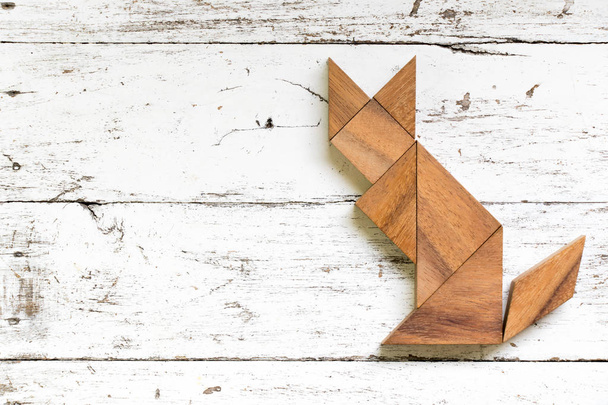 Puzzle tangram en forme de chat sur fond vieux bois blanc
 - Photo, image