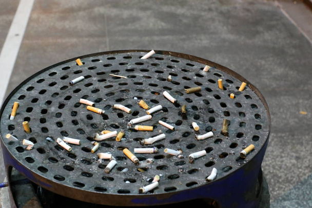 El cenicero es un recipiente para colillas de cigarrillos y cenizas de tabaco, un atributo frecuente del proceso de fumar.
.  - Foto, imagen