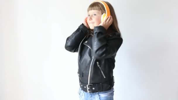 young girl dance and listen music with headphone  - Filmagem, Vídeo