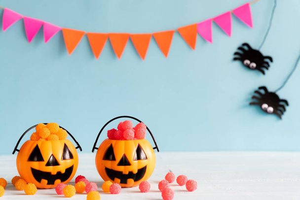 Halloween dynia rzemiosła, pomarańczowy z kolorowe galaretki na drewnianym stole z miejsca kopiowania tekstu. koncepcja Halloween. - Zdjęcie, obraz