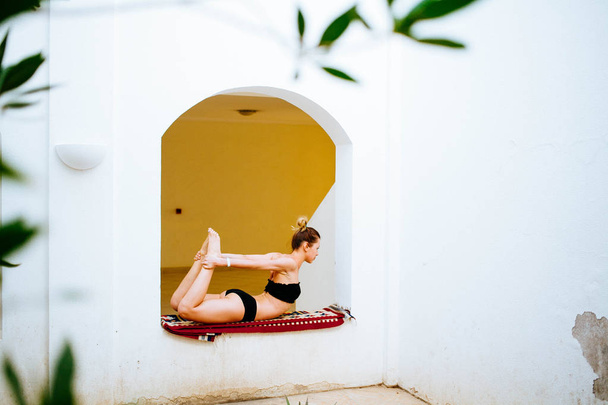 Krásná mladá žena dělá jógu v zahradě na okna - Fotografie, Obrázek