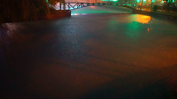 lluvia en un río contra un puente colorido
 - Imágenes, Vídeo