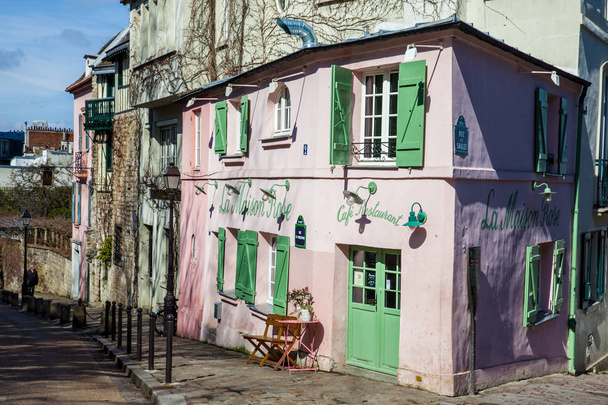 PARIS, FRANCE - MARCH, 2018: The pink house restaurant at the famous Montmartre neighborhood in Paris - Foto, Imagem