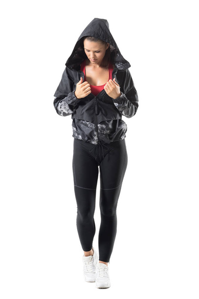Corredor femenino activo vestirse con ropa de abrigo de otoño para correr ejercicio. Retrato de cuerpo entero aislado sobre fondo blanco
. - Foto, Imagen