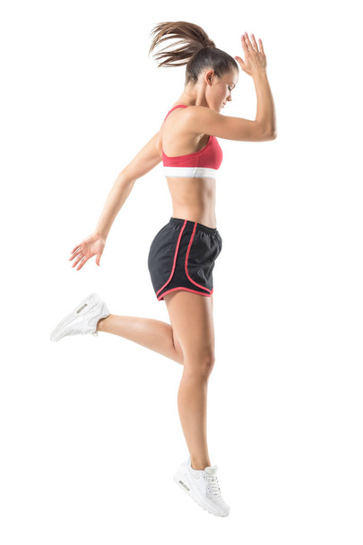 Aktivní sport fit žena běží zastavil pohyb při pohledu dolů. Portrét délka celého těla izolovaných na bílém studio pozadí. - Fotografie, Obrázek