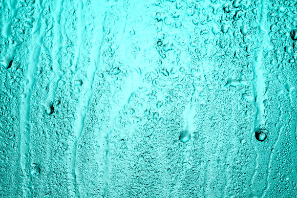 Esős ablak. Az üveg, a kék háttérvilágítás csepp - Fotó, kép