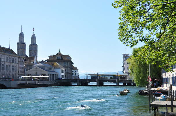 Limmat River e Grossmuenster igreja em Zurique
 - Foto, Imagem